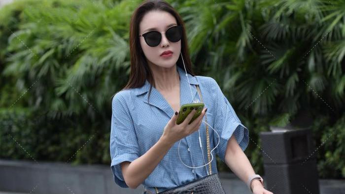 牛仔裤 小姐姐衬衫搭配牛仔裤, 让你美得从容又大气, 穿起来舒适时尚