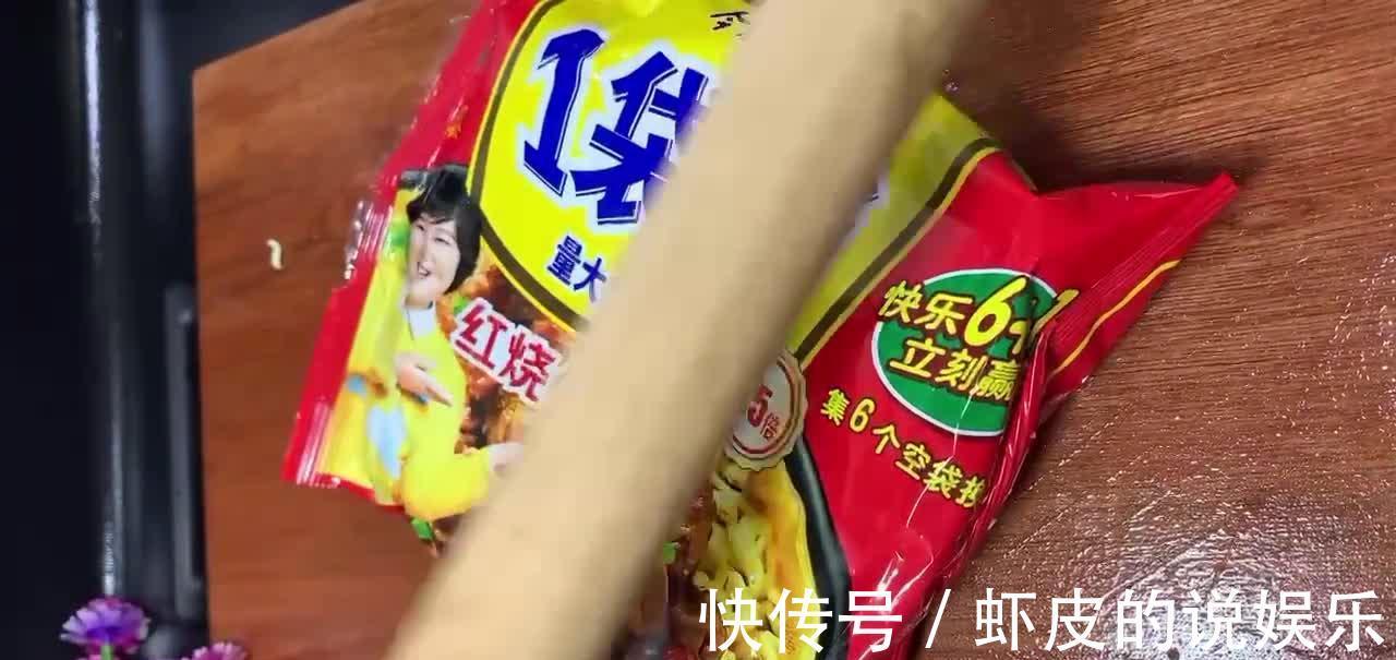 炸香蕉时，没有面包糠怎么办？试试方便面，外酥里香孩子喜欢