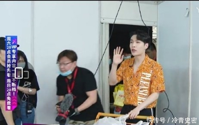 向往5|又请客!《向往5》杀青张艺兴请工作人员喝饮料,瓶盖上两行手写字太抢镜