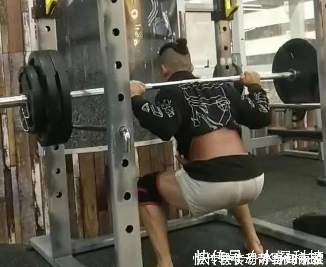 大叔|46岁大叔健身多年,驻颜有术,肌肉壮硕颜值很高,硬拉180公斤