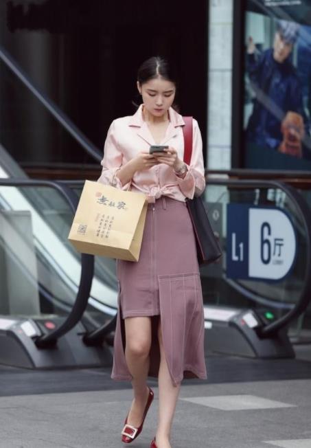 街拍：眉清目秀的小姐姐，一件时尚的连衣裙，展现成熟女人魅力