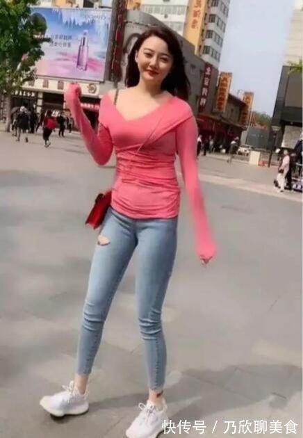 包包|花季少女斜肩上衣搭配紧身牛仔裤出门,运动范十足,美丽不减分!
