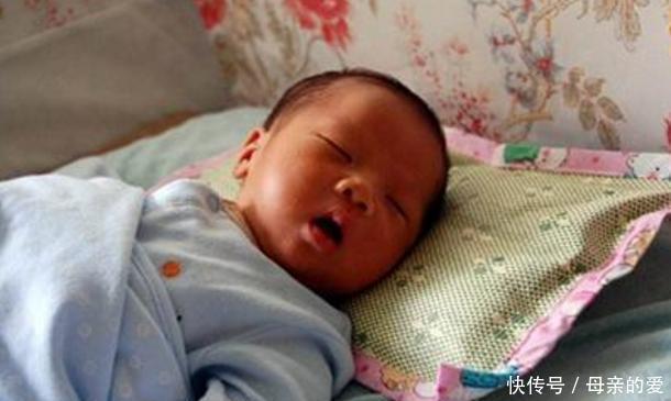 爸爸|爸爸带娃午睡,突然发现孩子“凉了”,吓得起身试探孩子的呼吸