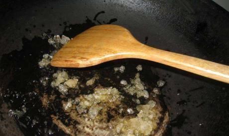 做红烧肉时,用冰糖还是白糖厨师长做错了,难怪红烧肉会发苦