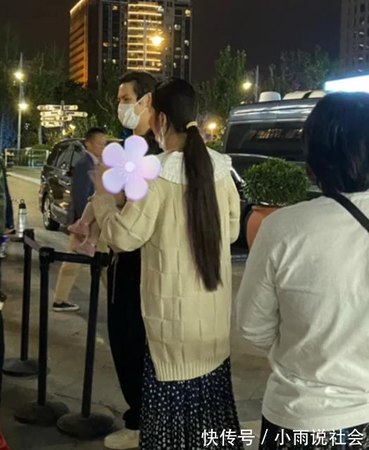 漫画|偶遇郭碧婷一家看漫画展,小奶皇正脸曝光,扎啾啾辫被保姆抱怀中