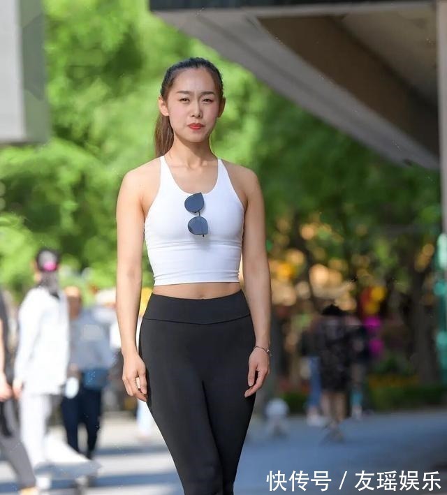 打底裤 穿“御姐范”的打底裤,裙子是个不错的选择,还是跳舞!