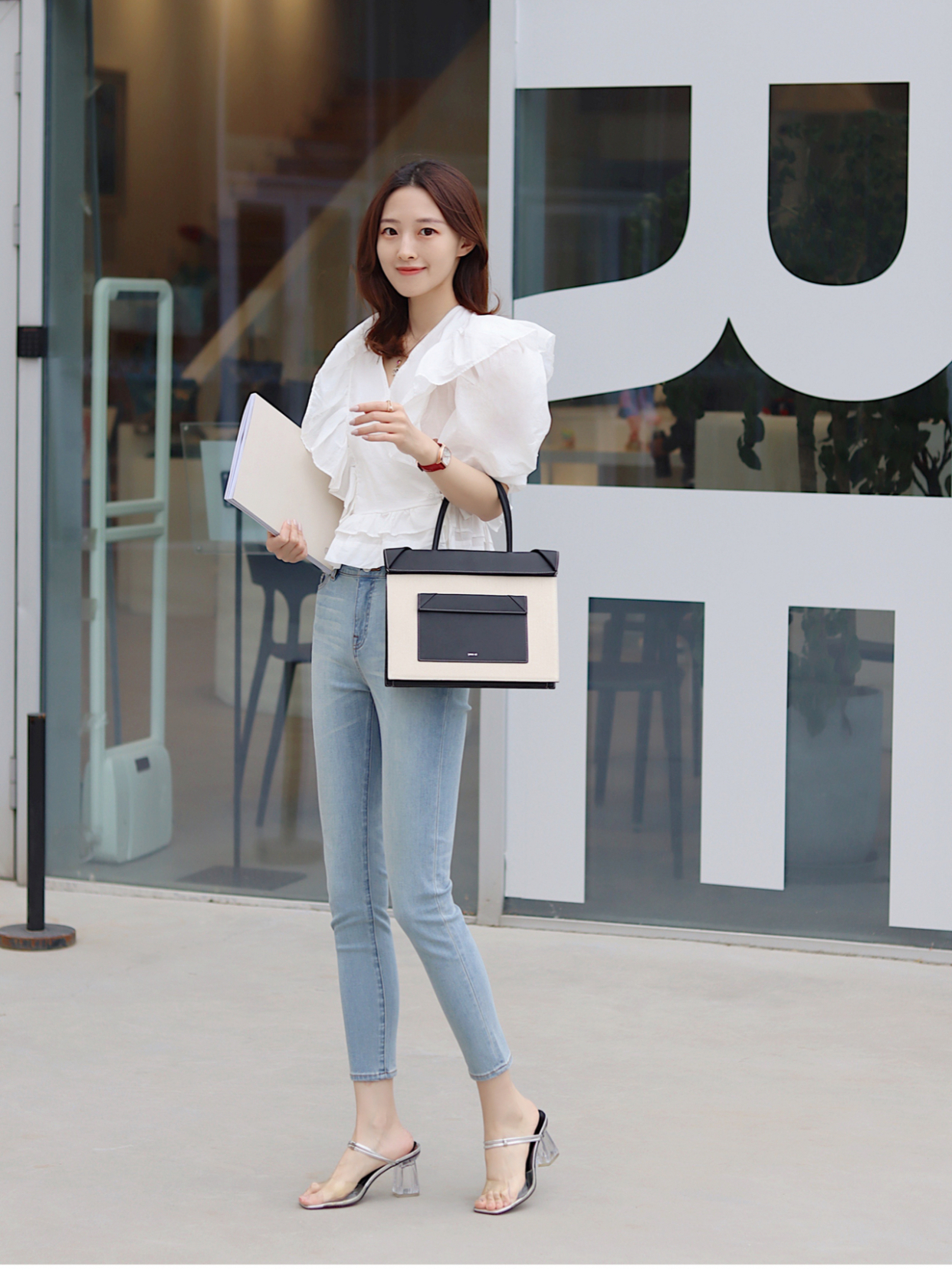 搭配|女神博主的夏季穿搭技巧,碎花上衣搭配牛仔裤高级洋气,显高显瘦