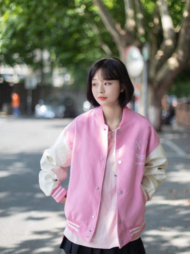 早秋|还在上学的女生可以这样穿,白色卫衣搭配百褶裙,款式百搭又休闲