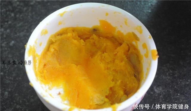 不论男女，早上空腹吃它，等于慢跑2小时，清肠排便，口臭也消失！