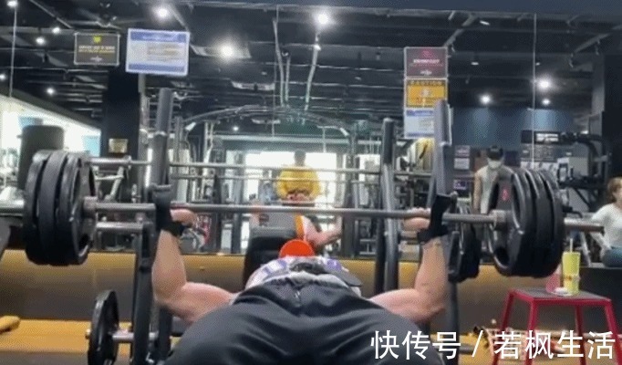 视觉效果|十年打造巨兽般的身材,体重105公斤,背阔肌与腰的比例极其夸张