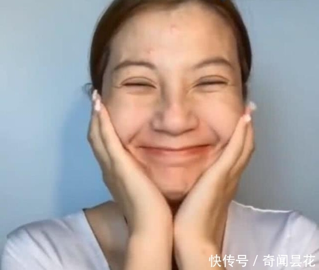 空姐卸妆后,说要接孙子放学去,网友:再也不相信女人了