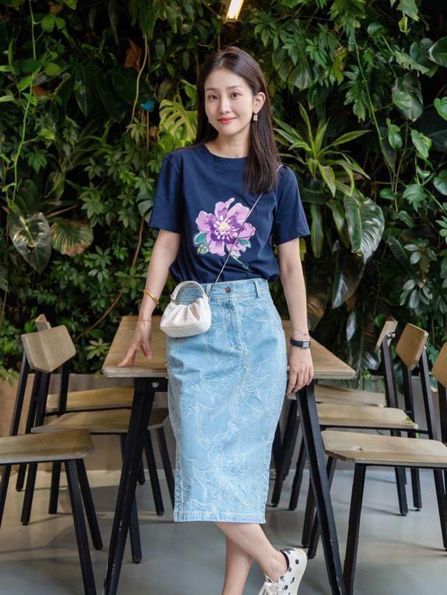 西服|想变成“商圈精英”的女神,试一试西服搭配波点连衣裙,高贵大气