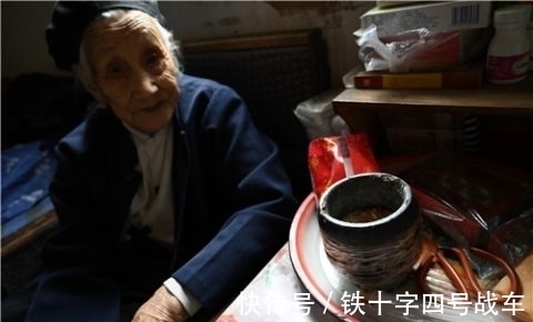 111岁长寿奶奶,喜欢吃花生米,1个月3斤不够,100岁时还能缝扇子