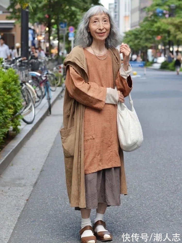 奶奶们 日本奶奶们的秋日造型，简约又大方，比“中国大妈”穿搭更有气质