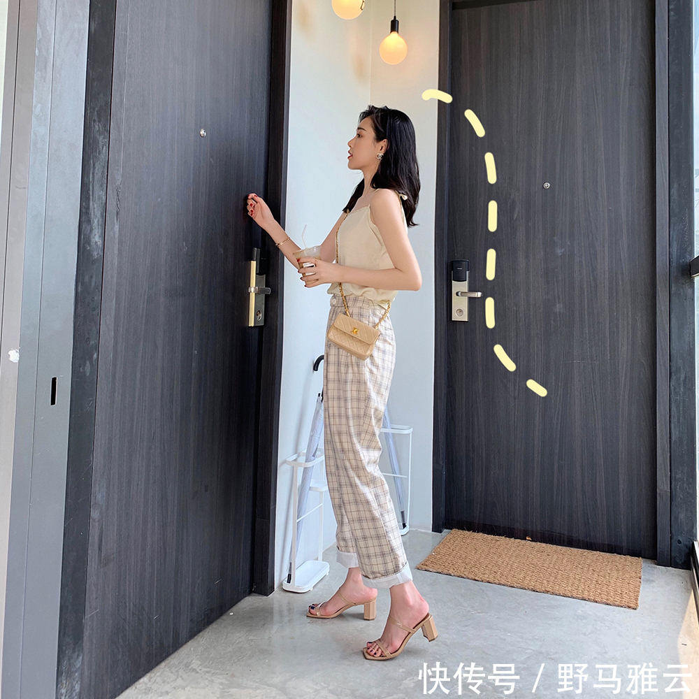 当平底鞋满足不了你的搭配,穿上一双高跟鞋,才是高级的性感