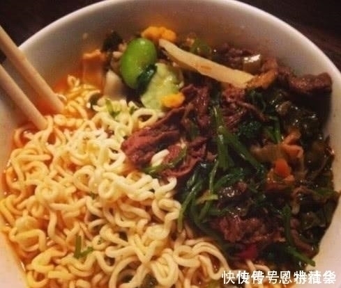泡面|为啥泡面“一包吃不饱,两包吃不完”看完才发现商家的“猫腻”