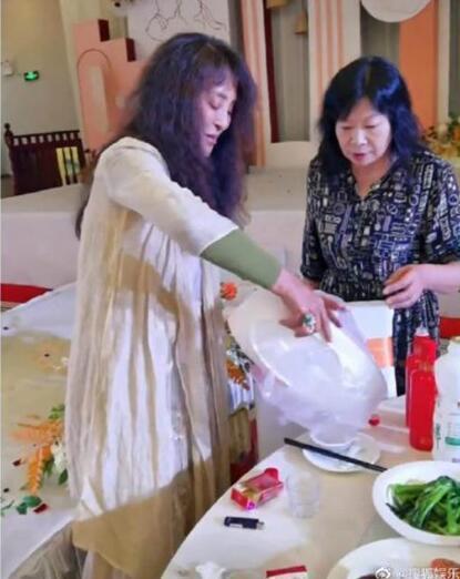 女星现身出席婚宴，沿桌打包剩饭菜，遭宾客嘲讽直接反呛
