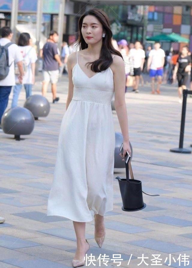 连衣裙|美女街拍白色吊带长裙，仙气十足，优雅迷人