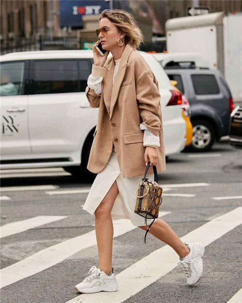 女人40以后,如果不差钱的话,春天建议买这5种外套,时髦又减龄