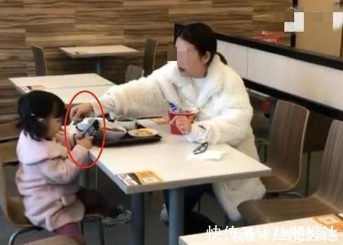 妈妈|服务区的母女吃饭太“高级”,抓拍走红,网友往“废”了养孩子