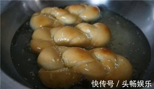 蜂蜜|想吃麻花不用买，自己在家炸，外酥里嫩，香甜有嚼劲，一锅不够吃
