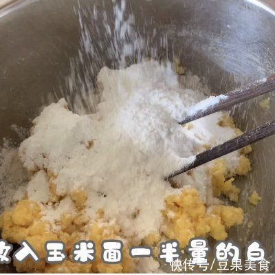 巨下饭|#巨下饭的家常菜#丰富餐桌味之酱烧小黄鱼贴饼子