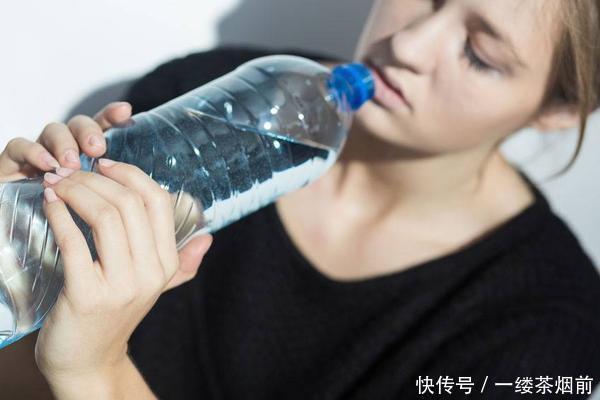 喝多水不如喝对水提醒高血压患者多喝这4水，控制血压不飙升