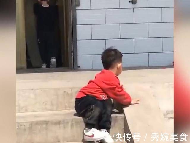 一只眼|自从去了奶奶家,瞧到儿子在院子里晒太阳的画风,妈妈笑喷了