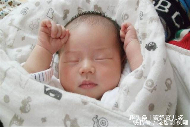 小姨|宝宝经常“伸懒腰”，母亲不当回事，学医的小姨却十分在意