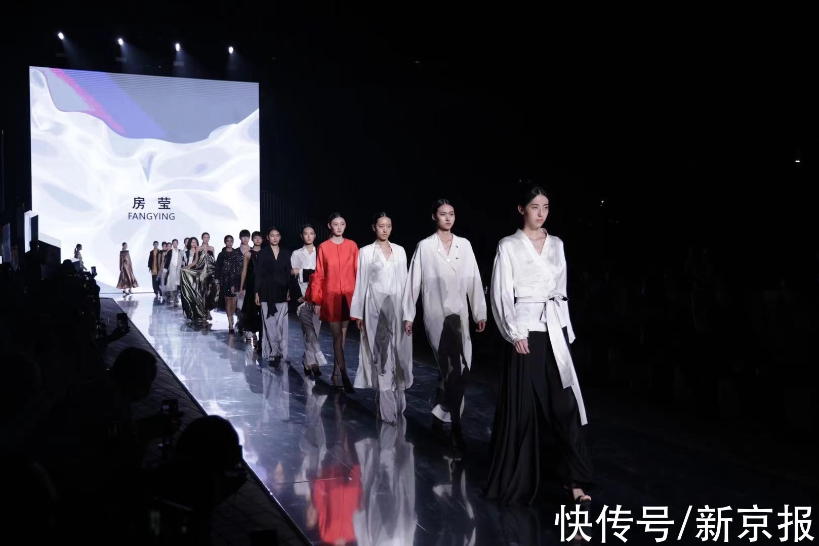 美好时光|当时装周遇上服贸会，首钢园刮起一阵“潮流风”