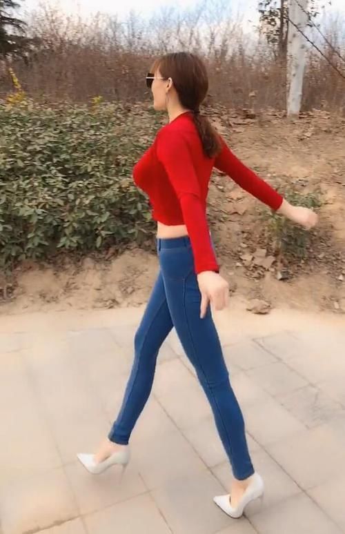 颜值|高颜值的美女,穿上紧身牛仔裤,大长腿女人味十足