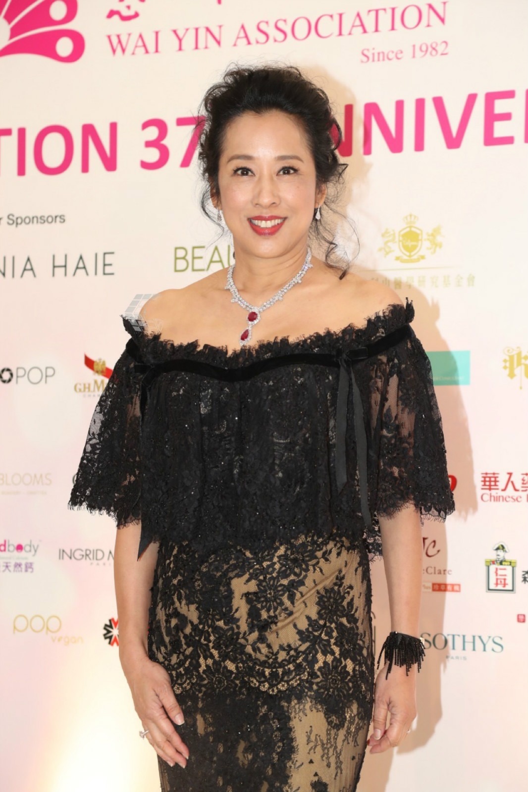 外套|朱玲玲到底是“阔太太”,白色连衣裙配黑外套简约高级,清爽利落