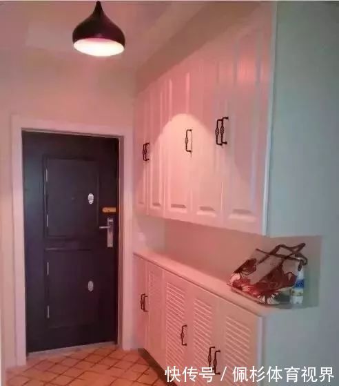 家人|老婆不顾家人的反对，卫生间就砌半堵墙，完工后全家都夸她聪明