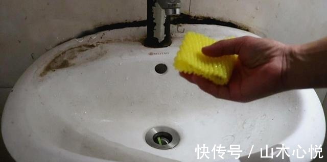 卫生间里放一个水果网套,一年省下不少钱,以后再也不舍得扔了