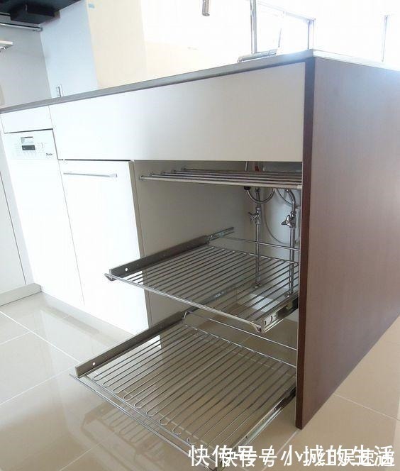 沥水架|我错了，厨房不该一个劲打柜子！地柜空1格装沥水架，省钱又好用！