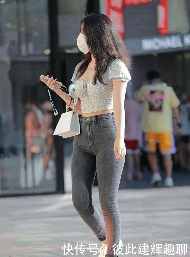 选择修身百搭的牛仔裤,简单搭配就可以很时尚