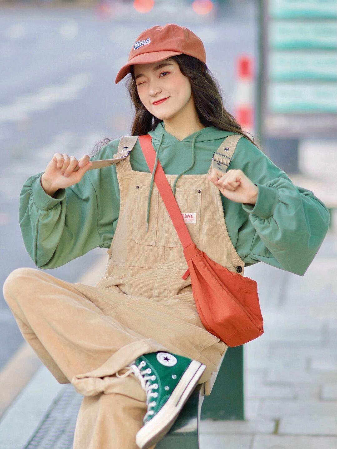 t恤|秋季穿搭指南:背带裙裤不可少,俏皮又元气