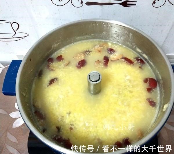 熬小米粥时,“最忌”开水下锅,记住这步,米油浓厚,香糯好喝!