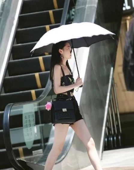 街拍：两位元气满满的小仙女，秀出白嫩嫩的双腿，清纯甜美有活力