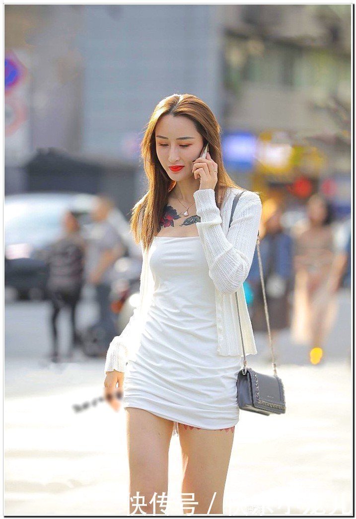 街拍清纯可人的小姐姐,带着优雅,心中的完美女神