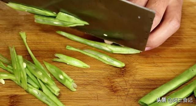 调味料|香菇跟四季豆这么搭配,简单一做,美味解馋又下饭,全家都抢着吃