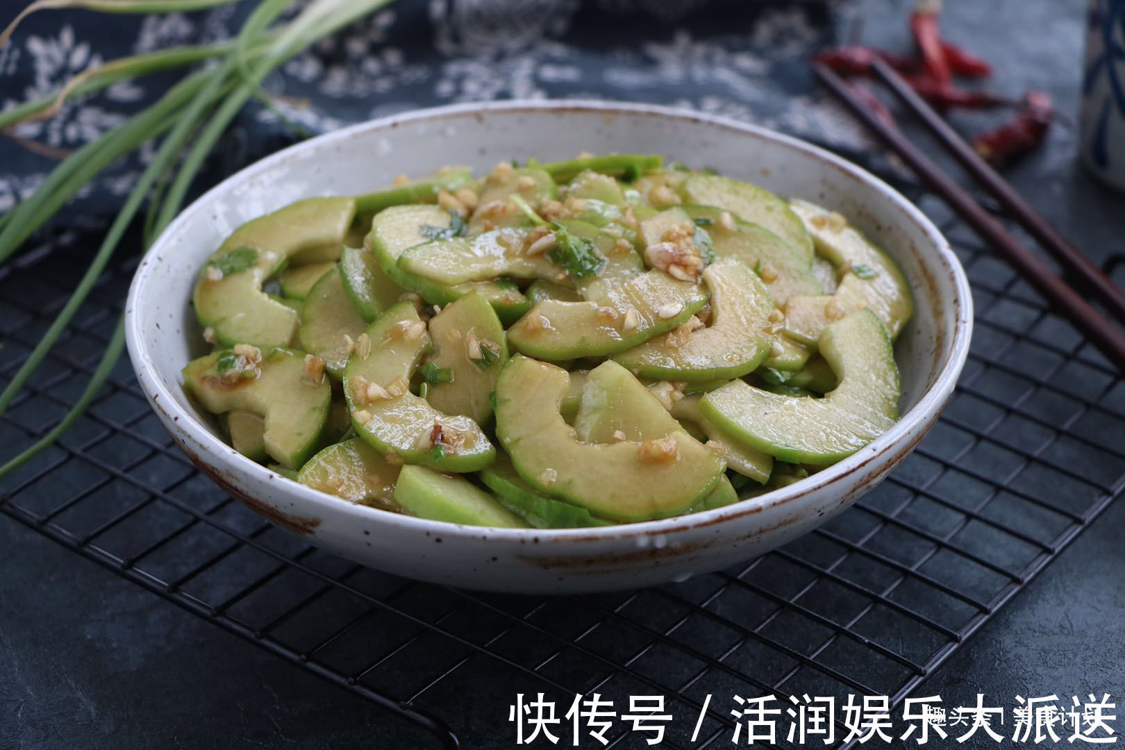 清热解毒|夏天别只知道凉拌黄瓜,比黄瓜更脆爽的凉拌菜,多吃清热解毒!