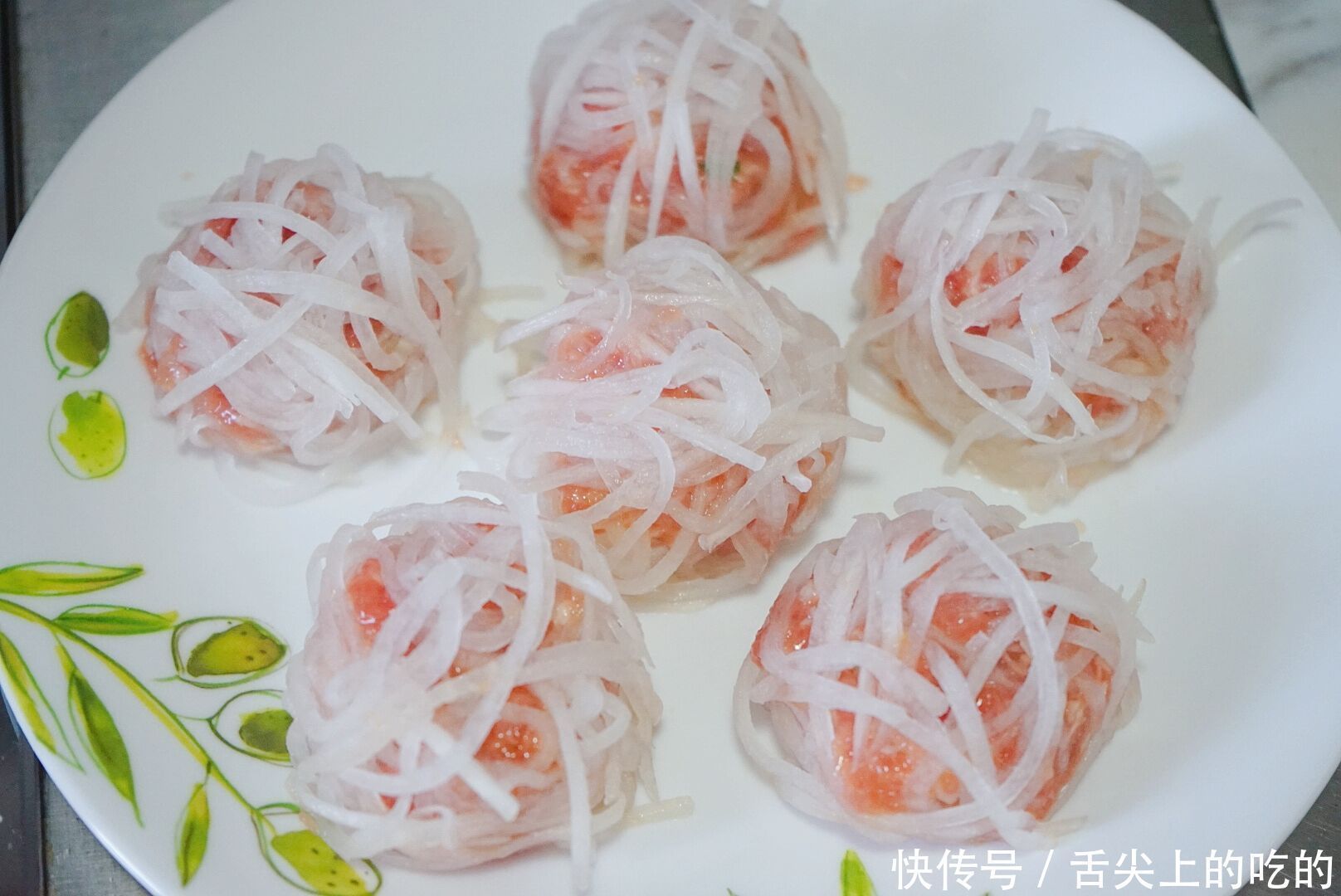 冬季时令菜,属白萝卜最清脆,做成水晶肉丸,香而不腻老少都爱吃