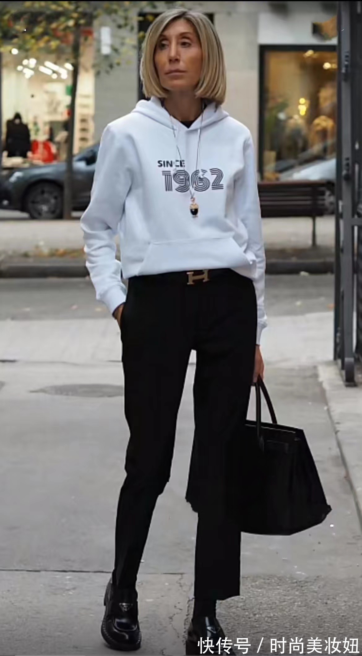 浅色系|女人无论多大年纪,穿衣都要精致高级,看50岁的她气质出众