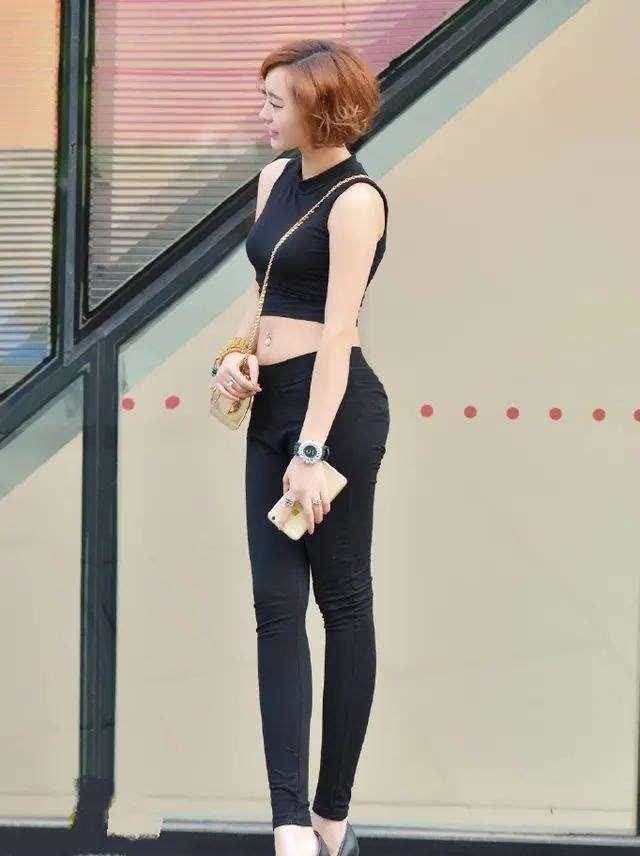 链条包|黑色紧身裤搭配链条包, 时尚感十足, 抓人眼球