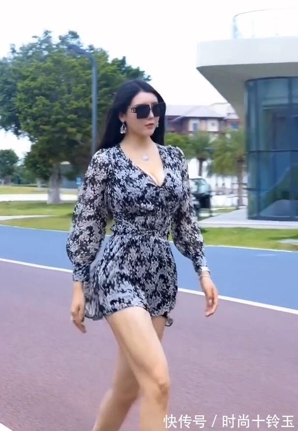 高跟鞋|碎花雪纺裙看似随性，一般人驾驭不了，主要还是看气质