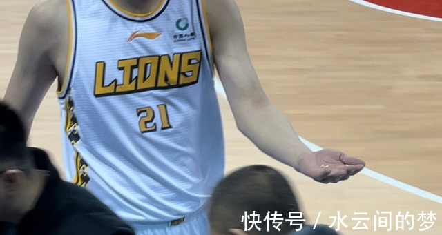 孙铭徽|8连胜!广厦双杀广东,孙铭徽25+7易建联11分,垫脚引冲突