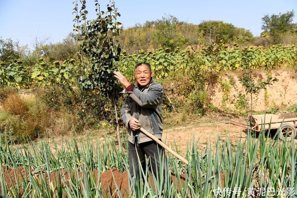 回城|5旬大叔占据1个村庄，白天在村干活，晚上回城睡觉，看咋回事