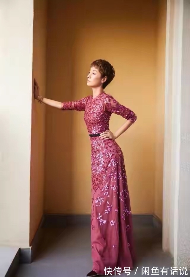 皮裙|马伊琍瘦了就任性,这么紧身的皮裙也敢穿,“挤”太满看着不太美