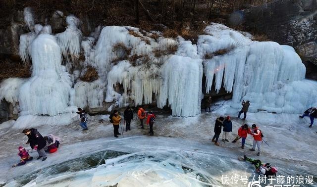 北京门头沟现壮观冰瀑群 游客慕“冰”而来